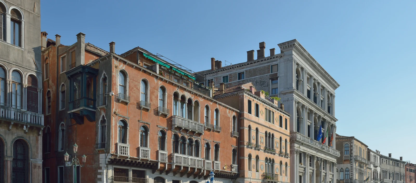 Facciate dei palazzi affacciati sul Canal Grande a Venezia